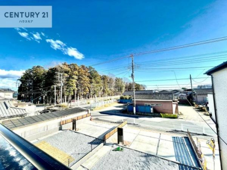 �Z�˂���̒��]�ʐ^�@�O�ʓ��H���������Ƃ��Ă���A�����Ƃ̊ԂɓK�x�ȋ��������܂�邽�߁A�S�n�悢�J�����ƗǍD�Ȓ��]���m�ۂ��Ă��܂��B