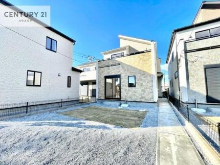 ��@�Z�܂��̑O�ɂ͂���X�y�[�X���m�ۂ��Ă���A�K�[�f�j���O��ƒ�؉��A���q���܂̗V�я�ȂǁA��炵�̊y���݂��L����܂��B�O�̋�C�������Ȃ���߂�����v���C�x�[�g��ԂƂ��āA�x���̂��났���Ԃɂ��œK�B