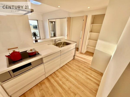 �L�b�`���@��Ƃ肠�钲���X�y�[�X�ō�Ƃ����₷�����K�ȃL�b�`���ł��I
���q�l�ƈꏏ�ɂ��َq������y���߂�L�X�X�y�[�X�ł��B�y�����������ԂɂȂ肻���ł��ˁI