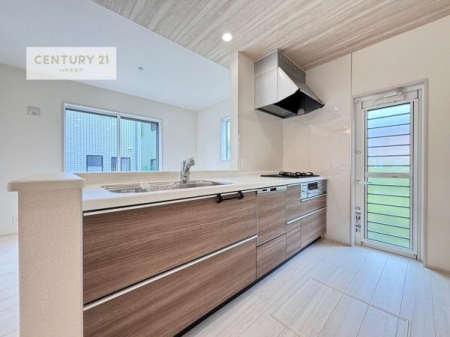 ���d�l�ʐ^(�L�b�`���j�@��l�C�̑Ζʎ��V�X�e���L�b�`�����̗p���Ă��܂��I���Ƒ��̃R�~���j�P�[�V���������R�Ƒ�����݌v�ł��B
���q�l�ɂ��ڂ��͂��̂Ŋ������ł��ˁB���[�͂�����܂��I�i���d�l�j