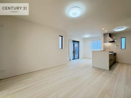 ���r���O�@�傫�ȑ����炽���Ղ�̗z���������閾�邢���r���O�B�J�����̂��郊�r���O�ŉƑ��c���̂��났�̎��Ԃ��߂����܂��B