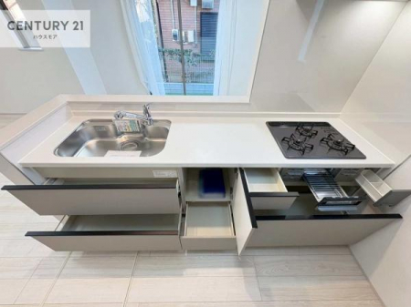 �L�b�`���@��Ƃ肠�钲���X�y�[�X�ō�Ƃ����₷�����K�ȃL�b�`���ł��I
���q�l�ƈꏏ�ɂ��َq������y���߂�L�X�X�y�[�X�ł��B�y�����������ԂɂȂ肻���ł��ˁI