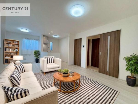 ���r���O�@�Ƌ��CG�p�[�X�ł��B�J�����̂���L�XLDK�I�\�t�@�[��_�C�j���O�e�[�u����u���Ă������ɂȂ�Ȃ��̂ŉ��K�ɉ߂����܂��I�R�~���j�P�[�V���������₷�����r���O�ł��I