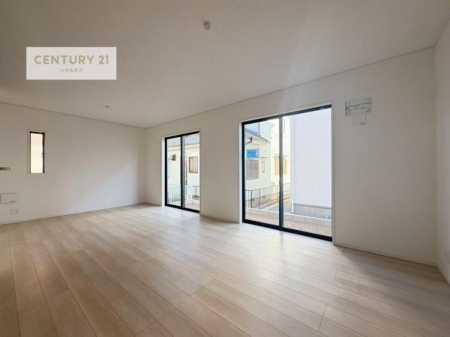 ���r���O�@�傫�ȑ����炽���Ղ�̗z���������閾�邢���r���O�B�J�����̂��郊�r���O�ŉƑ��c���̂��났�̎��Ԃ��߂����܂��B