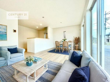 ���r���O�@�Ƌ��CG�p�[�X�ł��B�S�n�ǂ����r���O�͉Ƒ������R�ƏW�܂�܂��B�Ƒ��c�R�̎��Ԃ����������ł��B���Ƒ��ƁA����w�[���������Ԃ��߂��������ł��ˁB���邭�J���I�ȋ�Ԃł��B