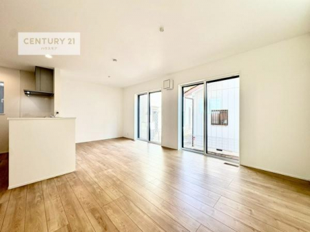 ���r���O�@�傫�ȑ����炽���Ղ�̗z���������閾�邢���r���O�B�J�����̂��郊�r���O�ŉƑ��c���̂��났�̎��Ԃ��߂����܂��B