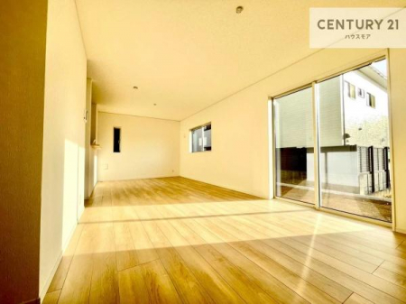 ���r���O�@�傫�ȑ����炽���Ղ�̗z���������閾�邢���r���O�B�J�����̂��郊�r���O�ŉƑ��c���̂��났�̎��Ԃ��߂����܂��B