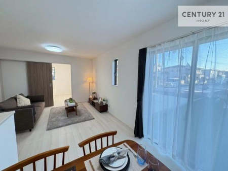 ���r���O�@�傫�ȑ����炽���Ղ�̗z���������閾�邢���r���O�B�J�����̂��郊�r���O�ŉƑ��c���̂��났�̎��Ԃ��߂����܂��B