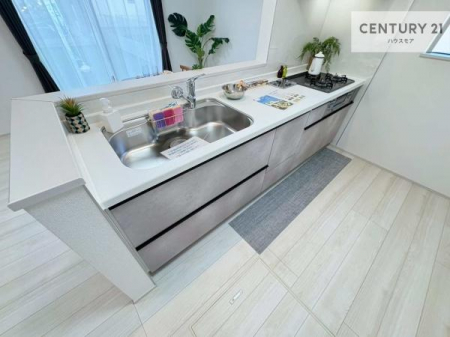 �L�b�`���@��l�C�̑Ζʎ��V�X�e���L�b�`�����̗p���Ă��܂��I���Ƒ��̃R�~���j�P�[�V���������R�Ƒ�����݌v�ł��B
���q�l�ɂ��ڂ��͂��̂Ŋ������ł��ˁB�L�X�g���ĉ��K�ɍ�Ƃ��i�݂܂��B