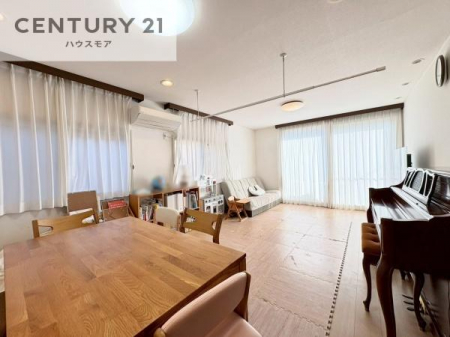 ���r���O�@�傫�ȑ����炽���Ղ�̗z���������閾�邢���r���O�B�J�����̂��郊�r���O�ŉƑ��c���̂��났�̎��Ԃ��߂����܂��B