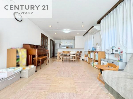 ���r���O�@�c����LDK�͐������������R�Ɛ����A�Ƌ�̔z�u�����₷���̂����͂ł��B�_�C�j���O�ƃ��r���O�̋��������o�����X�悭�A��Ԃ��������茩���Ă���܂��B