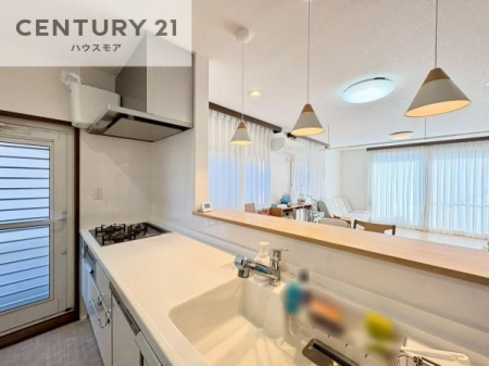 �L�b�`���@��l�C�̑Ζʎ��V�X�e���L�b�`�����̗p���Ă��܂��I���Ƒ��̃R�~���j�P�[�V���������R�Ƒ�����݌v�ł��B
���q�l�ɂ��ڂ��͂��̂Ŋ������ł��ˁI�L�X�g���ĉ��K�ɍ�Ƃ��i�݂܂��B