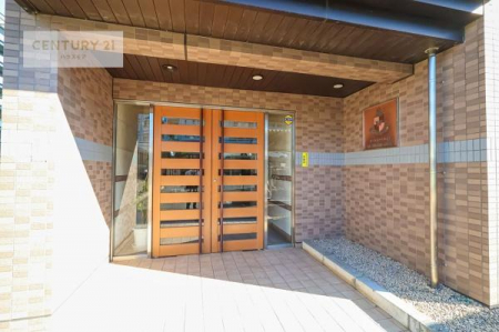 �G���g�����X�@��؂Ȃ��q�l���}����G���g�����X�́A�z���ɕ�܂ꂽ�S�n�悢��ԁB
�Z�܂����̌ւ������������A�㎿�ȘȂ܂��ł��B