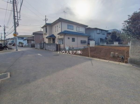 ���̑����n�@�O�ʓ��H��6m���ŁA�z����ǍD�ȗ��n�ł��B
�Ԍɓ��ꂪ���ȕ����A��Ƃ肠�铹�H���ň��S���Ē��Ԃ��������܂��B