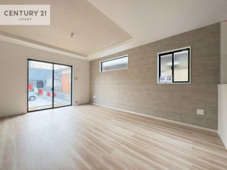 ���r���O�@�傫�ȑ����炽���Ղ�̗z���������閾�邢���r���O�B�J�����̂��郊�r���O�ŉƑ��c���̂��났�̎��Ԃ��߂����܂��B