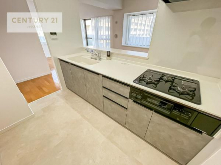 �L�b�`���@��l�C�̑Ζʎ��V�X�e���L�b�`�����̗p���Ă��܂��I���Ƒ��̃R�~���j�P�[�V���������R�Ƒ�����݌v�ł��B
���q�l�ɂ��ڂ��͂��̂Ŋ������ł��ˁB