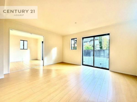 ���r���O�@�傫�ȑ����炽���Ղ�̗z���������閾�邢���r���O�B�J�����̂��郊�r���O�ŉƑ��c���̂��났�̎��Ԃ��߂����܂��B