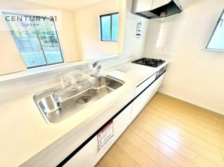 �L�b�`���@��l�C�̑Ζʎ��V�X�e���L�b�`�����̗p���Ă��܂��I���Ƒ��̃R�~���j�P�[�V���������R�Ƒ�����݌v�ł��B
���q�l�ɂ��ڂ��͂��̂Ŋ������ł��ˁB���[�͂�����܂��I