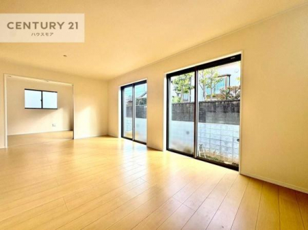 ���r���O�@�傫�ȑ����炽���Ղ�̗z���������閾�邢���r���O�B�J�����̂��郊�r���O�ŉƑ��c���̂��났�̎��Ԃ��߂����܂��B