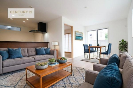 ���r���O�@�Ƌ��CG�p�[�X�ł��B�S�n�ǂ����r���O�͉Ƒ������R�ƏW�܂�܂��B�Ƒ��c�R�̎��Ԃ����������ł��B���Ƒ��ƁA����w�[���������Ԃ��߂��������ł��ˁB���邭�J���I�ȋ�Ԃł��B