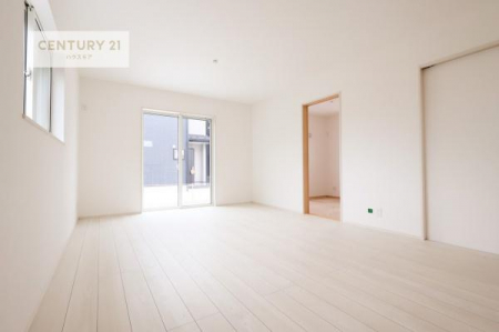 ���r���O�@�傫�ȑ����炽���Ղ�̗z���������閾�邢���r���O�B�J�����̂��郊�r���O�ŉƑ��c���̂��났�̎��Ԃ��߂����܂��B