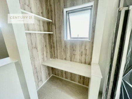 ���r���O�@���r���O�ɂ̓X�^�f�B�J�E���^�[�t���I
�����[�g���[�N�X�y�[�X�₨�q�l�̏h�������X�y�[�X�ȂǂɎg���܂��ˁB
�p�r���ʂȃX�y�[�X�ł��B