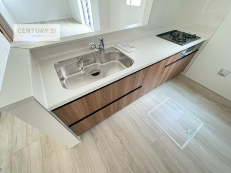 �L�b�`���@��l�C�̑Ζʎ��V�X�e���L�b�`�����̗p���Ă��܂��I���Ƒ��̃R�~���j�P�[�V���������R�Ƒ�����݌v�ł��B
���q�l�ɂ��ڂ��͂��̂Ŋ������ł��ˁI�L�X�g���ĉ��K�ɍ�Ƃ��i�݂܂��B