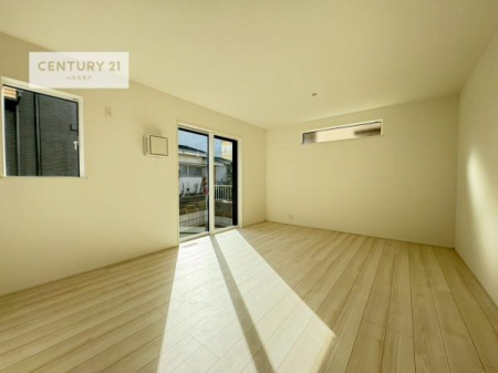 ���r���O�@�傫�ȑ����炽���Ղ�̗z���������閾�邢���r���O�B�J�����̂��郊�r���O�ŉƑ��c���̂��났�̎��Ԃ��߂����܂��B