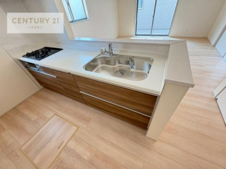 �L�b�`���@��l�C�̑Ζʎ��V�X�e���L�b�`�����̗p���Ă��܂��I���Ƒ��̃R�~���j�P�[�V���������R�Ƒ�����݌v�ł��B
���q�l�ɂ��ڂ��͂��̂Ŋ������ł��ˁB���[�͂�����܂��I