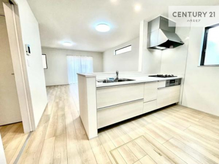 �L�b�`���@��l�C�̑Ζʎ��V�X�e���L�b�`�����̗p���Ă��܂��I���Ƒ��̃R�~���j�P�[�V���������R�Ƒ�����݌v�ł��B
���q�l�ɂ��ڂ��͂��̂Ŋ������ł��ˁI�L�X�g���ĉ��K�ɍ�Ƃ��i�݂܂��B