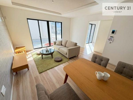 ���r���O�@�傫�ȑ����炽���Ղ�̗z���������閾�邢���r���O�B�J�����̂��郊�r���O�ŉƑ��c���̂��났�̎��Ԃ��߂����܂��B