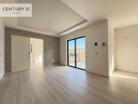 ���r���O�@�傫�ȑ����炽���Ղ�̗z���������閾�邢���r���O�B�J�����̂��郊�r���O�ŉƑ��c���̂��났�̎��Ԃ��߂����܂��B