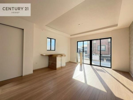 ���r���O�@�傫�ȑ����炽���Ղ�̗z���������閾�邢���r���O�B�J�����̂��郊�r���O�ŉƑ��c���̂��났�̎��Ԃ��߂����܂��B