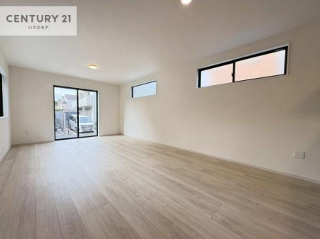 ���r���O�@�傫�ȑ����炽���Ղ�̗z���������閾�邢���r���O�B�J�����̂��郊�r���O�ŉƑ��c���̂��났�̎��Ԃ��߂����܂��B