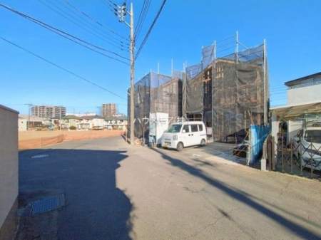 ���̑����n�@�O�ʓ��H6���I�z����ǍD�ȗ��n�ł��B
�Ԍɓ��ꂪ���ȕ������S�ł��ˁB�y���n�̔���J�Ò��z