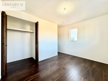 ���[�@�y���n�̔���J�Ò��z
�e�m���ɂ̓N���[�[�b�g���������Ă���A���[�X�y�[�X���[���B�ߗނ���p�i�A�G�ߕ��̎��[�ɕ֗��ŁA���ł���������ƕЕt������������ۂĂ܂��B