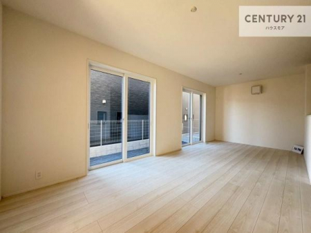 ���r���O�@�傫�ȑ����炽���Ղ�̗z���������閾�邢���r���O�B�J�����̂��郊�r���O�ŉƑ��c���̂��났�̎��Ԃ��߂����܂��B