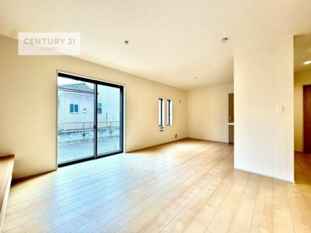 ���r���O�@�傫�ȑ����炽���Ղ�̗z���������閾�邢���r���O�B�J�����̂��郊�r���O�ŉƑ��c���̂��났�̎��Ԃ��߂����܂��B