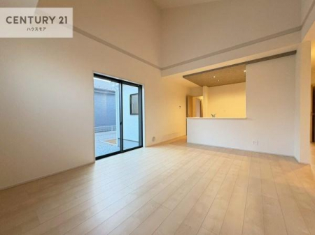 ���r���O�@�傫�ȑ����炽���Ղ�̗z���������閾�邢���r���O�B�J�����̂��郊�r���O�ŉƑ��c���̂��났�̎��Ԃ��߂����܂��B