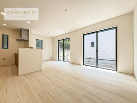 ���r���O�@�傫�ȑ����炽���Ղ�̗z���������閾�邢���r���O�B�J�����̂��郊�r���O�ŉƑ��c���̂��났�̎��Ԃ��߂����܂��B