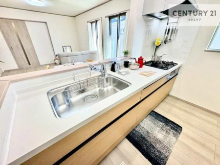 �L�b�`���@��l�C�̑Ζʎ��V�X�e���L�b�`�����̗p���Ă��܂��I���Ƒ��̃R�~���j�P�[�V���������R�Ƒ�����݌v�ł��B
���q�l�ɂ��ڂ��͂��̂Ŋ������ł��ˁB�L�X�g���ĉ��K�ɍ�Ƃ��i�݂܂��B