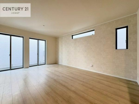 ���r���O�@�傫�ȑ����炽���Ղ�̗z���������閾�邢���r���O�B�J�����̂��郊�r���O�ŉƑ��c���̂��났�̎��Ԃ��߂����܂��B