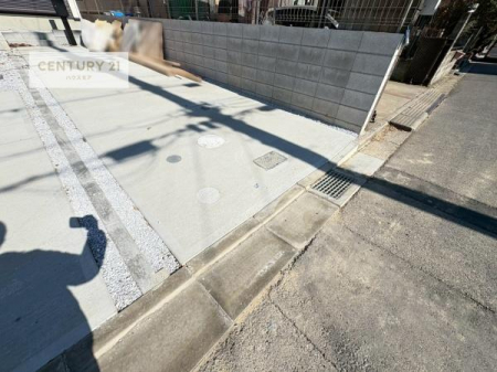 ���ԏ�@���ԃX�y�[�X��2�䕪����܂�(�Ԏ�ɂ��)�I�Z�J���h�J�[�͂������A�o�C�N�⎩�]�ԂȂǂ��u���ꏊ�ɍ���܂���B