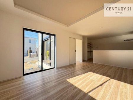 ���r���O�@�傫�ȑ����炽���Ղ�̗z���������閾�邢���r���O�B�J�����̂��郊�r���O�ŉƑ��c���̂��났�̎��Ԃ��߂����܂��B