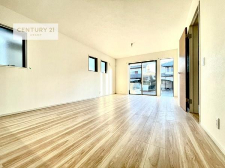 ���r���O�@�傫�ȑ����炽���Ղ�̗z���������閾�邢���r���O�B�J�����̂��郊�r���O�ŉƑ��c���̂��났�̎��Ԃ��߂����܂��B�y�Ƌ��CG�p�[�X�ł��z