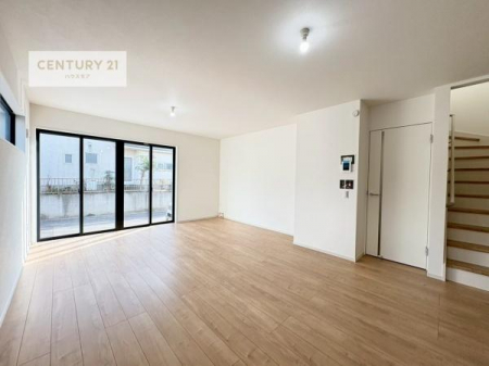 ���r���O�@�傫�ȑ����炽���Ղ�̗z���������閾�邢���r���O�B�J�����̂��郊�r���O�ŉƑ��c���̂��났�̎��Ԃ��߂����܂��B