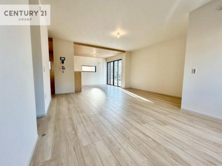 ���r���O�@�傫�ȑ����炽���Ղ�̗z���������閾�邢���r���O�B�J�����̂��郊�r���O�ŉƑ��c���̂��났�̎��Ԃ��߂����܂��B