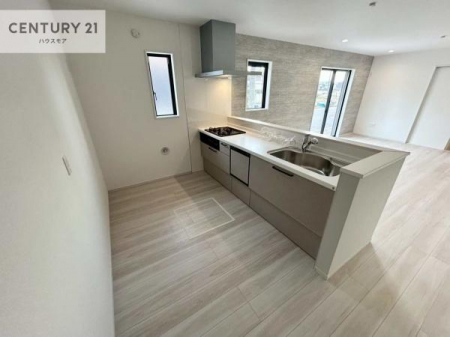 �L�b�`���@��l�C�̑Ζʎ��V�X�e���L�b�`�����̗p���Ă��܂��I���Ƒ��̃R�~���j�P�[�V���������R�Ƒ�����݌v�ł��B
���q�l�ɂ��ڂ��͂��̂Ŋ������ł��ˁI�L�X�g���ĉ��K�ɍ�Ƃ��i�݂܂��B