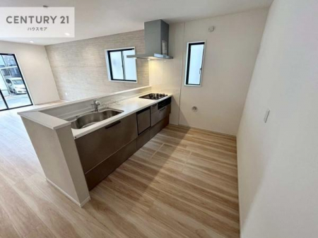 �L�b�`���@��l�C�̑Ζʎ��V�X�e���L�b�`�����̗p���Ă��܂��I���Ƒ��̃R�~���j�P�[�V���������R�Ƒ�����݌v�ł��B
���q�l�ɂ��ڂ��͂��̂Ŋ������ł��ˁI�L�X�g���ĉ��K�ɍ�Ƃ��i�݂܂��B