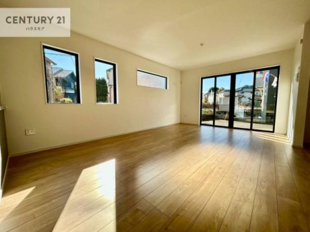 ���r���O�@�傫�ȑ����炽���Ղ�̗z���������閾�邢���r���O�B�J�����̂��郊�r���O�ŉƑ��c���̂��났�̎��Ԃ��߂����܂��B